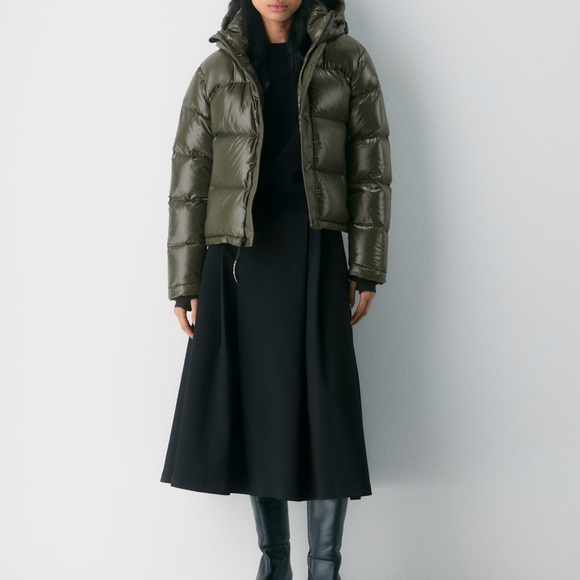 Aritzia THE SUPER PUFF™ Shorty - Hi-Gloss - Picture 2 of 9